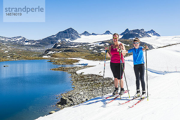 Frau und Junge beim Skilanglauf in den Bergen