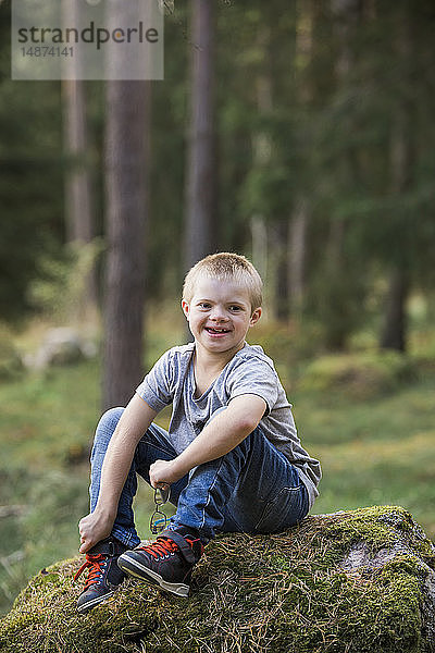 Junge posiert im Wald