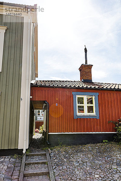 Fassade eines kleinen roten Hauses
