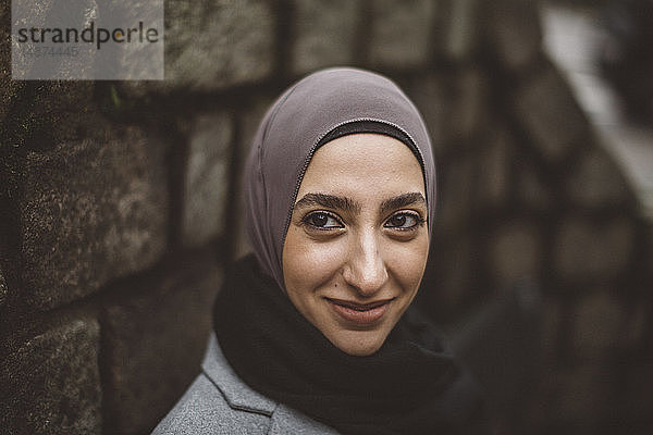 Lächelnde Frau mit Hidschab