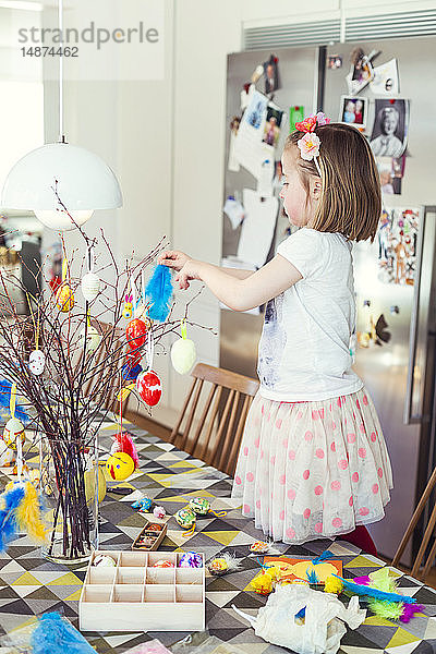 Mädchen dekorieren für Ostern