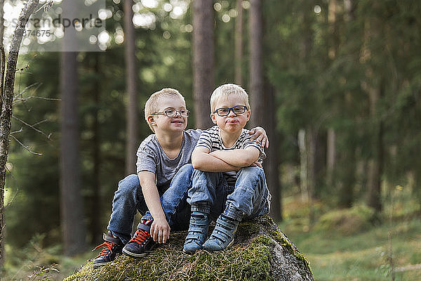 Jungen posieren im Wald