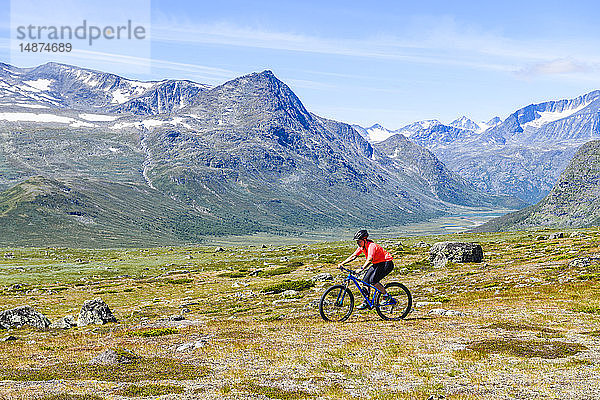 Frau beim Radfahren