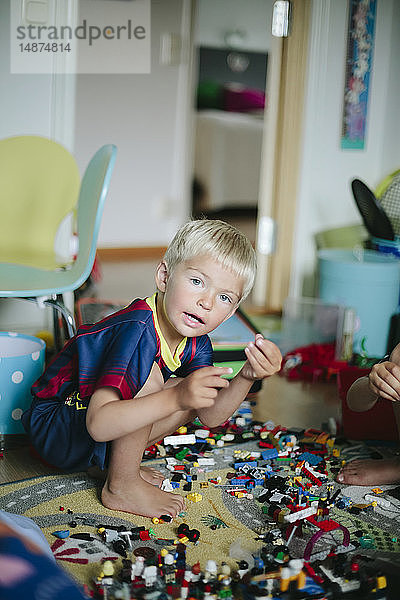 Junge spielt Lego