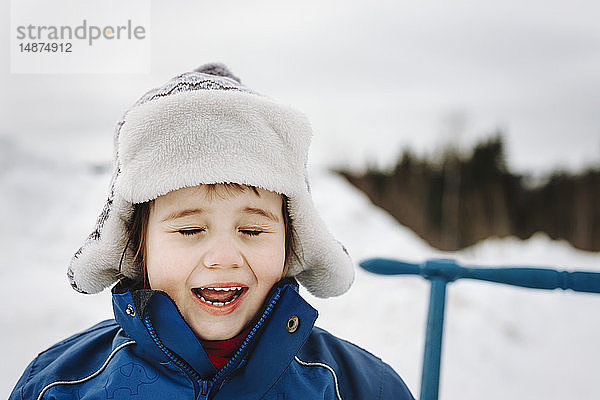 Lächelnder Junge im Winter