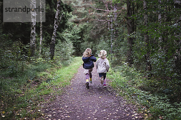 Mädchen laufen im Wald