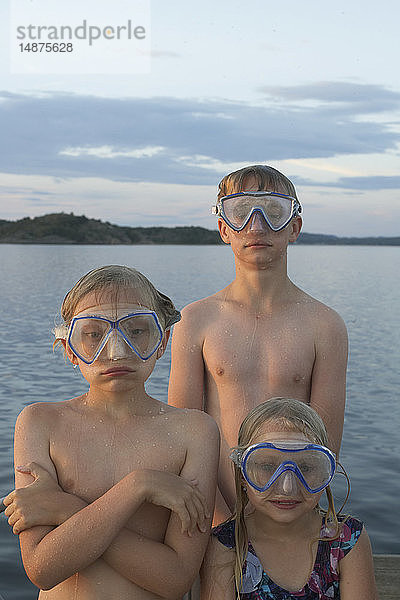 Drei Kinder mit Tauchermaske