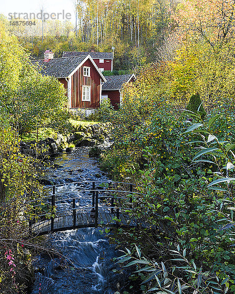 Holzhäuser an kleinem Fluss