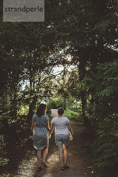 Lesbisches Paar beim Spaziergang im Wald