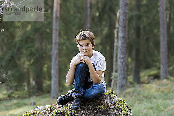 Junge posiert im Wald