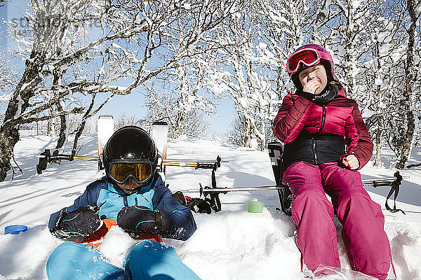 Kinder ruhen sich beim Skifahren aus