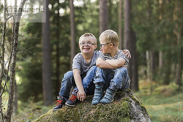 Jungen posieren im Wald