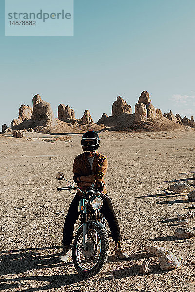 Motorradfahrer auf stationärem Fahrrad  Trona Pinnacles  Kalifornien  USA