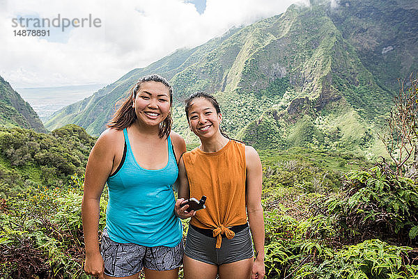 Wanderer  die im Regenwald für Fotos posieren  Iao Valley  Maui  Hawaii
