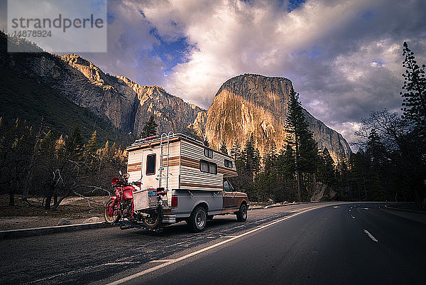 Wohnmobil mit Reisemotorrad hinter der Fahrt zum Yosemite National Park  Kalifornien  USA