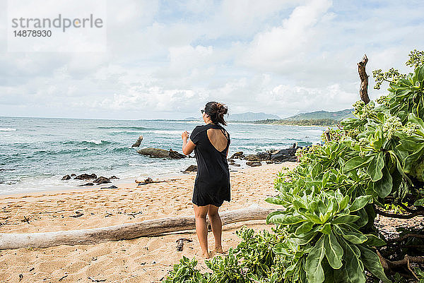 Frau beim Fotografieren am Strand von Kapaa  Kauai  Hawaii