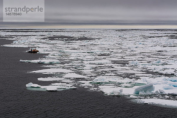 Touristen auf einem Schlauchboot bei der Erkundung der Polareiskappe  81nördlich von Spitzbergen  Norwegen