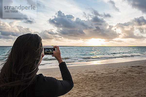 Frau beim Fotografieren am Strand von Kailua  Oahu  Hawaii