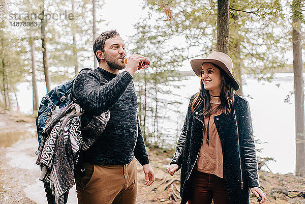Ehepaar löscht Durst während einer Wanderung im Wald  Tobermory  Kanada