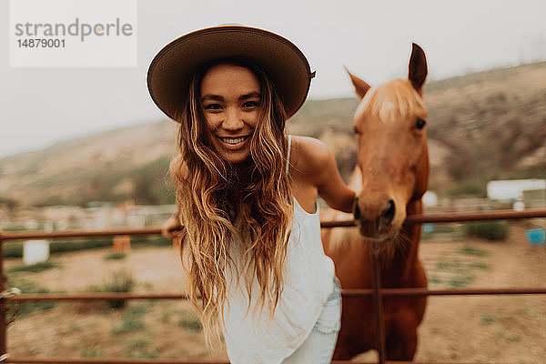 Junge Frau mit Filzhut vor Pferd  Porträt  Jalama  Kalifornien  USA