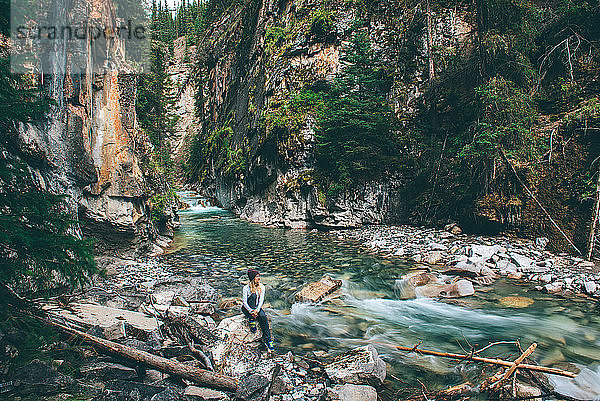 Frau genießt Aussicht  Johnston Canyon  Banff  Kanada