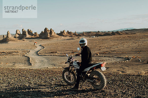 Motorradfahrer auf stationärem Fahrrad  Trona Pinnacles  Kalifornien  USA