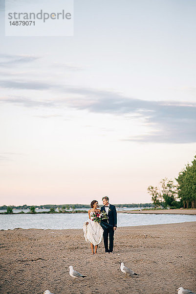 Romantische Braut und Bräutigam barfuss am Seeufer  Ontariosee  Toronto  Kanada