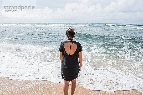 Frau mit Blick aufs Meer  Strand von Kapaa  Kauai  Hawaii