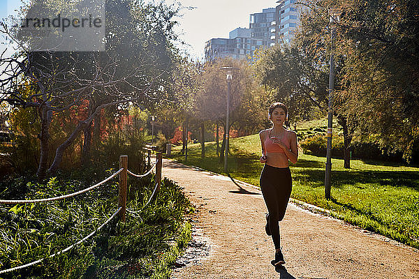 Frau joggt im Stadtpark  Barcelona  Katalonien  Spanien