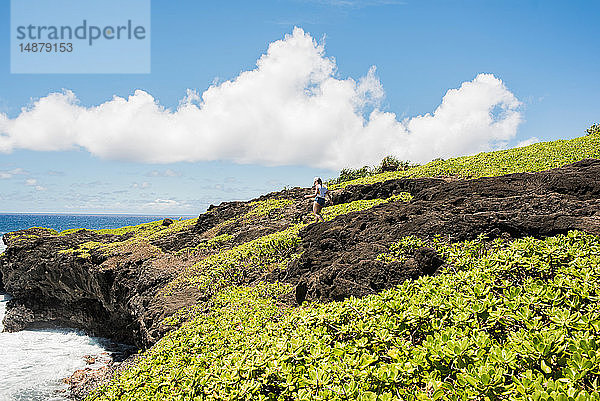 Wanderer an der Küste  Waipipi Trail  Maui  Hawaii