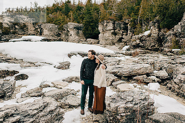 Auf einer Schnee- und Felslandschaft stehendes Ehepaar  Tobermory  Kanada
