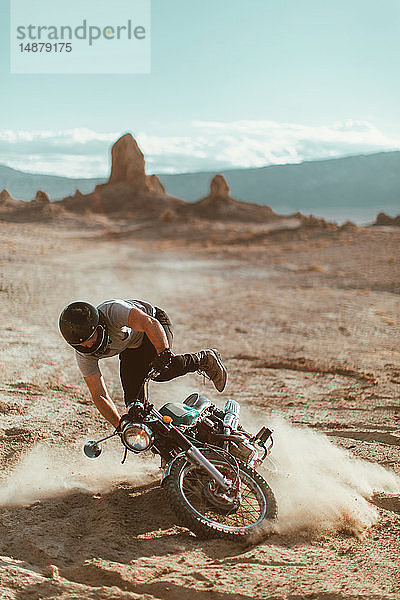 Motorradfahrer genießt Stunts  Trona Pinnacles  Kalifornien  USA