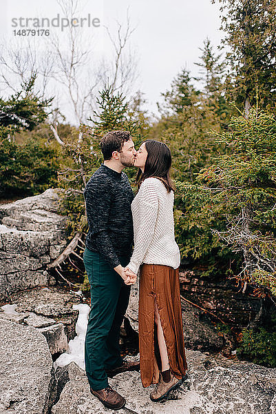 Paar  das sich an den Händen hält und küsst  Tobermory  Kanada