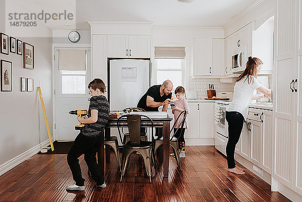 Vierköpfige Familie mit Küchenarbeiten beschäftigt