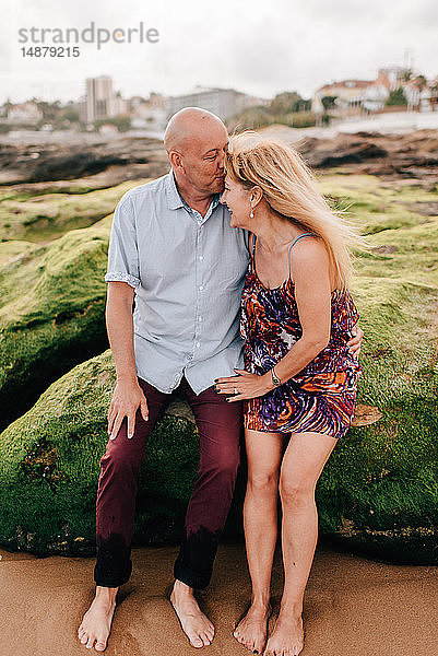 Mann küsst am Strand die Stirn einer Frau  Estoril  Lissabon  Portugal