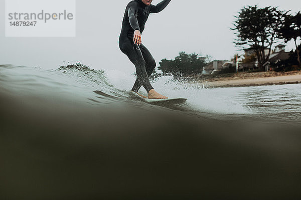 Junger männlicher Surfer surft auf ruhiger See  Ventura  Kalifornien  USA