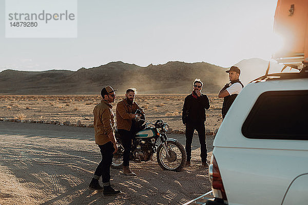 Motorradfreunde machen Pause neben Geländewagen  Trona Pinnacles  Kalifornien  USA