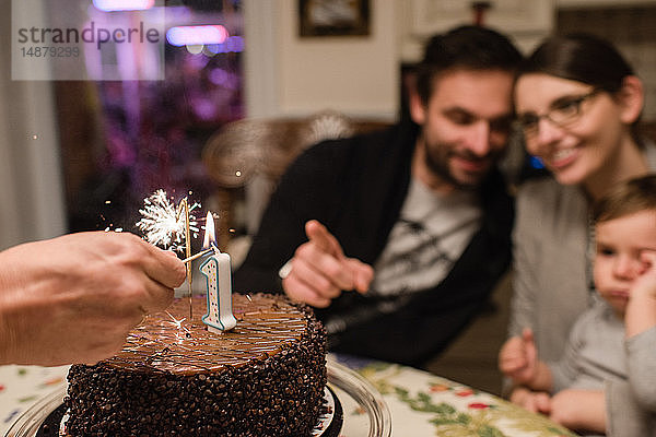 Paar und kleiner Junge mit erstem Geburtstagskuchen