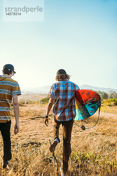 Junge Männer mit Surfbrett am Strand  Morro Bay  Kalifornien  Vereinigte Staaten