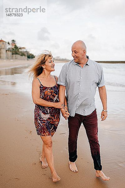 Paar beim Strandspaziergang  Estoril  Lissabon  Portugal