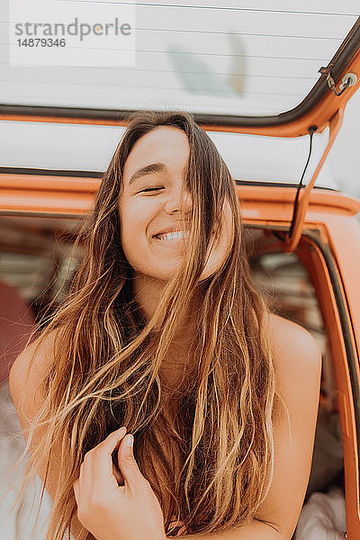 Junge Frau mit geschlossenen Augen auf dem Rücksitz eines Wohnmobils  Portrait  Jalama  Kalifornien  USA