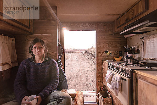 Frau entspannt sich im Wohnmobil in der Wüste  Sierra Nevada  Bishop  Kalifornien  USA