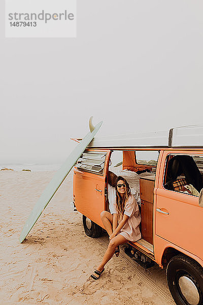 Junge Surferin sitzt auf einem Wohnmobil am Strand  Portrait  Jalama  Ventura  Kalifornien  USA