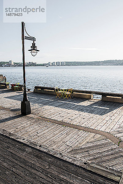 Hölzerne Strandpromenade am Meer  Halifax  Kanada