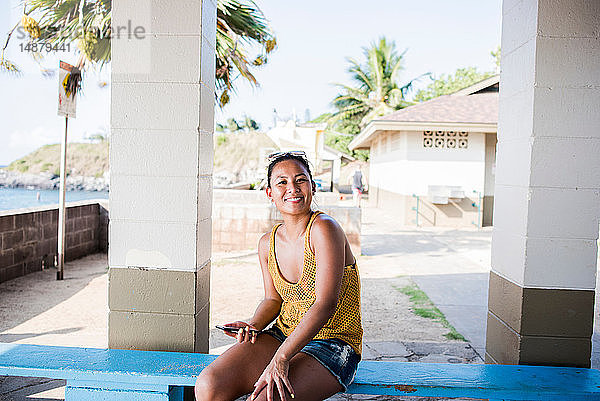 Frau auf Bank sitzend  Hookipa Beach  Maui  Hawaii