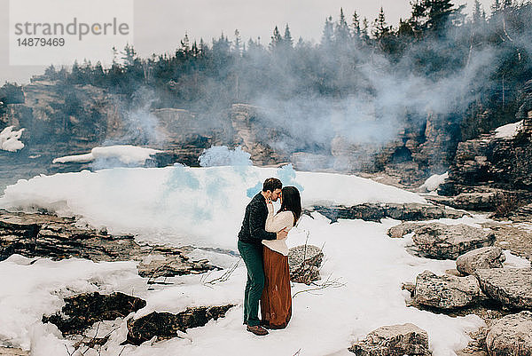 Pärchen küsst sich in einer Schnee- und Felslandschaft  Tobermory  Kanada