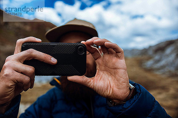 Wanderer beim Fotografieren mit dem Telefon  Mineral King  Kalifornien  Vereinigte Staaten