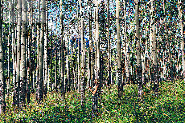 Frau macht Gebetspose im Wald  Banff  Kanada