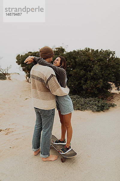 Romantisches junges Skateboard-Paar von Angesicht zu Angesicht am Strand  Jalama  Kalifornien  USA