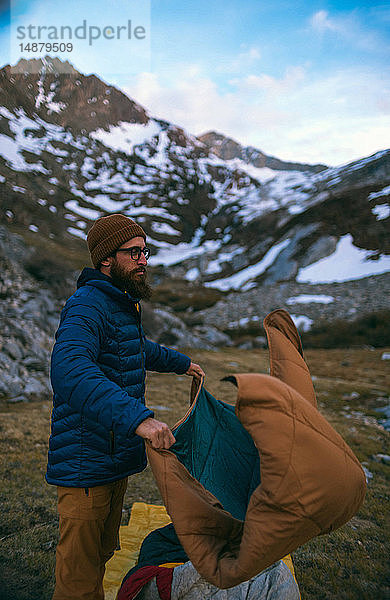 Wanderer  der sein Lager aufschlägt  Mineral King  Kalifornien  Vereinigte Staaten